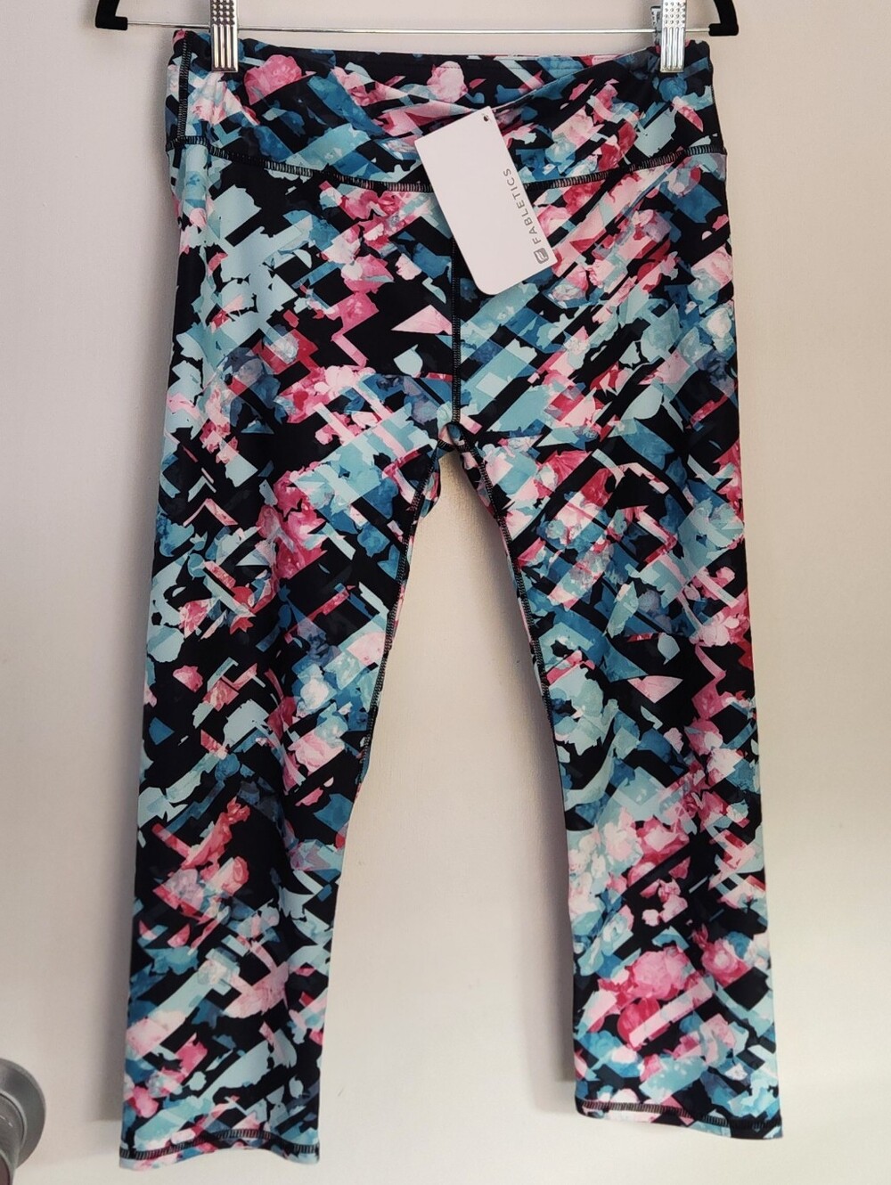 Fabletics Geometric Floral Capri Leggings - Black Blue Pink Sz M